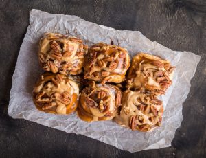 cinnamon rolls with caramel frosting