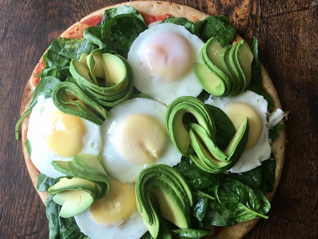 avocado and egg pizza