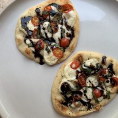 caprese naan pizza