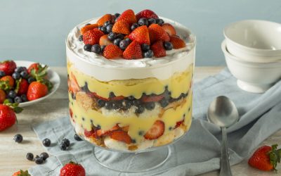 Sweet Strawberry Trifle with Pudding and Cakeï»¿