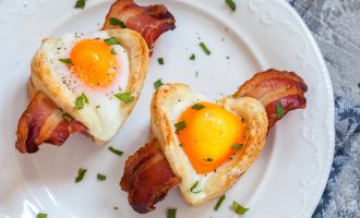 Bacon, Egg & Toast Heart Cups